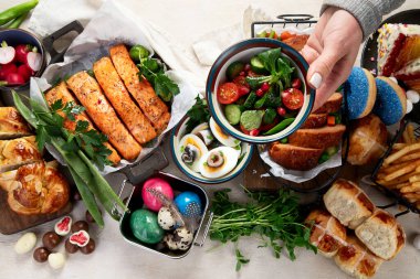 Hafif bir arka planda Paskalya yemeği. Geleneksel yemek. Aile bahar etkinliği. Üst görünüm.