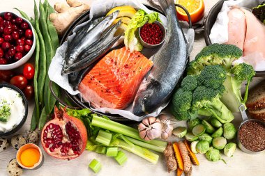 Çeşitli dengeli yararlı bileşenler beyaz arka planda sağlıklı düşük karbonhidratlı gıdalar. Üst görünüm.