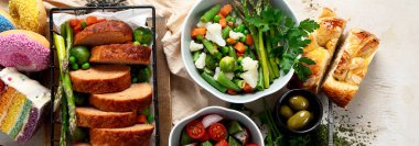 Hafif bir arka planda kızarmış et, pasta ve atıştırmalıklarla aile yemeği. Üst görünüm