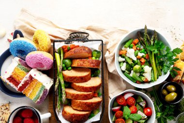 Hafif bir arka planda kızarmış et, pasta ve atıştırmalıklarla aile yemeği. Üst görünüm