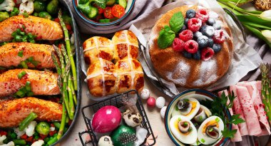 Paskalya kahvaltısı için yeşil fasulyeli fırında somon ve kuşkonmaz ya da arka planda akşam yemeği. Üst görünüm