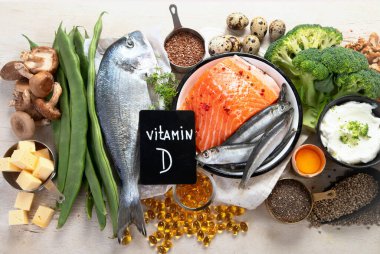 Beyaz arka planda D vitamini bakımından zengin ürünlerle kompozisyon, üst manzara. Doğal D vitamini kaynakları (Balık, peynir, yumurta, mantar)