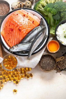 Beyaz arka planda D vitamini bakımından zengin ürünlerle kompozisyon, üst manzara. Doğal D vitamini kaynakları (Balık, peynir, yumurta, mantar)