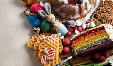 Paskalya ya da bahar tatlı çeşitleri. Ekmek, tatlı ve hafif bir arkaplanda ikram. Üst görünüm.