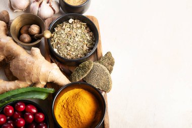 Sağlıklı doğal adaptojen. Bitkiler, baharatlar, hafif arka planda mantarlar. Sinir gıdası koleksiyonu. Üst görünüm