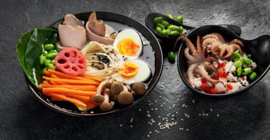 Kasede sığır etli, sebzeli ve yumurtalı Ramen çorbası. Üst görünüm.