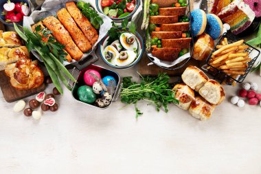Hafif bir arka planda Paskalya yemeği. Geleneksel yemek. Aile bahar etkinliği. Üst görünüm.