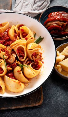 Salsa di Pomodori usulü makarna, domates soslu makarna. Arka planda zengin domates soslu klasik makarna. Üst görünüm.