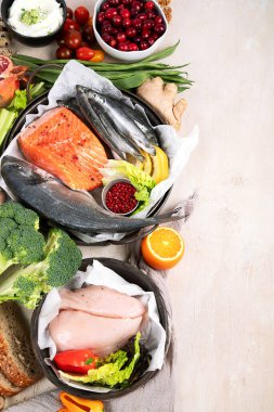 Çeşitli dengeli yararlı bileşenler beyaz arka planda sağlıklı düşük karbonhidratlı gıdalar. Üst görünüm.