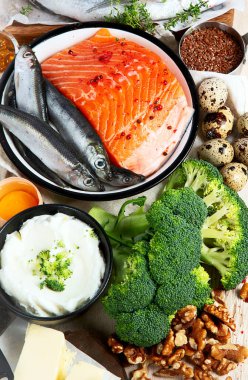 Beyaz arka planda D vitamini bakımından zengin ürünlerle kompozisyon, üst manzara. Doğal D vitamini kaynakları (Balık, peynir, yumurta, mantar)