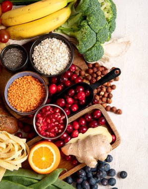 Beyaz arka planda sağlıklı bağırsak için yüksek lifli besin. Sağlıklı dengeli diyet kavramı. Üst görünüm.