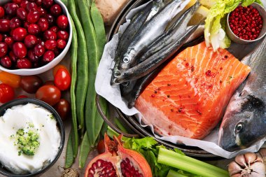 Çeşitli dengeli yararlı bileşenler beyaz arka planda sağlıklı düşük karbonhidratlı gıdalar. Üst görünüm.