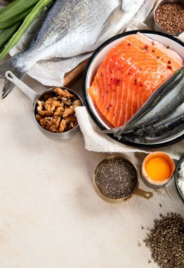 Ürünler beyaz arka planda Omega 3 içeriyor. Sağlıklı yağ kavramı. Üst görünüm.