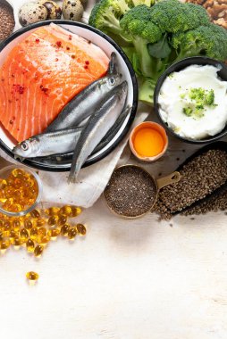 Beyaz arka planda D vitamini bakımından zengin ürünlerle kompozisyon, üst manzara. Doğal D vitamini kaynakları (Balık, peynir, yumurta, mantar)