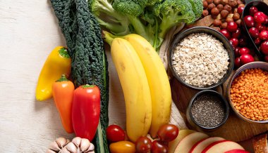 Beyaz arka planda sağlıklı bağırsak için yüksek lifli besin. Sağlıklı dengeli diyet kavramı. Üst görünüm.