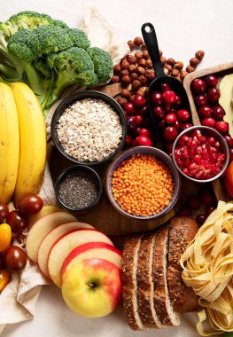 Beyaz arka planda sağlıklı bağırsak için yüksek lifli besin. Sağlıklı dengeli diyet kavramı. Üst görünüm.