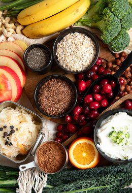 Sağlıklı bağırsaklar için yüksek lifli yiyecekler. Bağırsak sağlığı için sağlıklı gıdalar. Diyet ve kabızlık için beslenme. Üst görünüm.