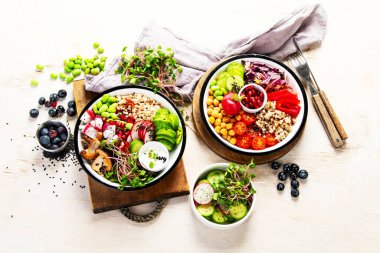 Sağlıklı sebzelerle vejetaryen yemeği ve arka planda meyve tabakları. Buda kasesi konsepti. Üst görünüm.