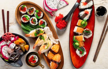 Hafif arkaplanlı çeşitli suşi tabakları. Üst görünüm.