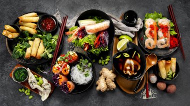 Çeşitli Vietnam börekleri çeşitli taze sebze, baharat, et ya da karides gibi malzemelerle dolu. Üst görünüm.