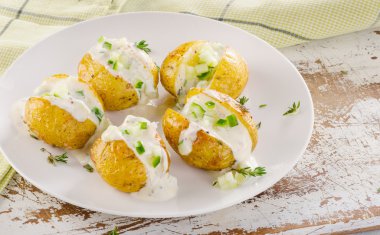 Plaka üzerinde fırında patates.