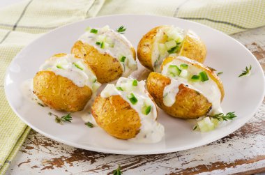 Plaka üzerinde fırında patates.