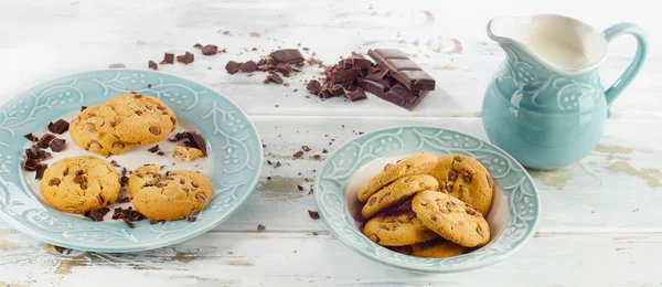 Chocolate chip cookies with milk — Stock Photo, Image