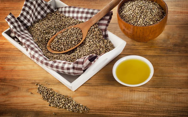 Hemp seeds and oil — Stock Photo, Image