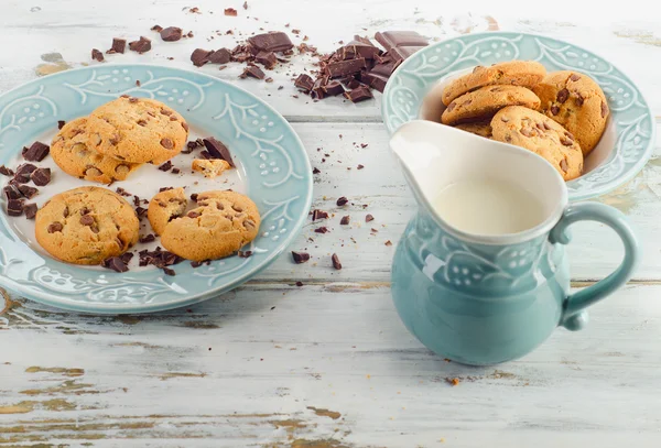 Chocolate chip cookies with milk — Stock Photo, Image