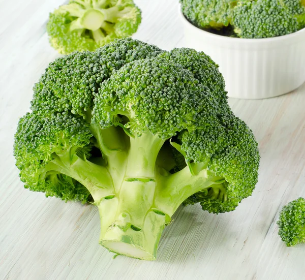 Broccoli op een houten tafel — Stockfoto