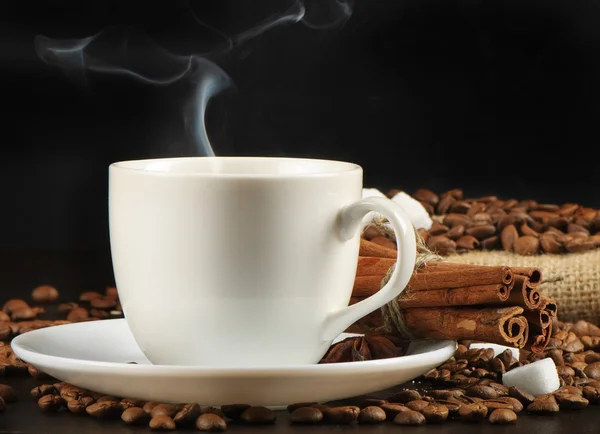 Tazza di caffè e fagioli da vicino — Foto Stock