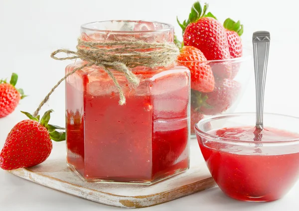 Confiture de fraises sur une table en bois — Photo