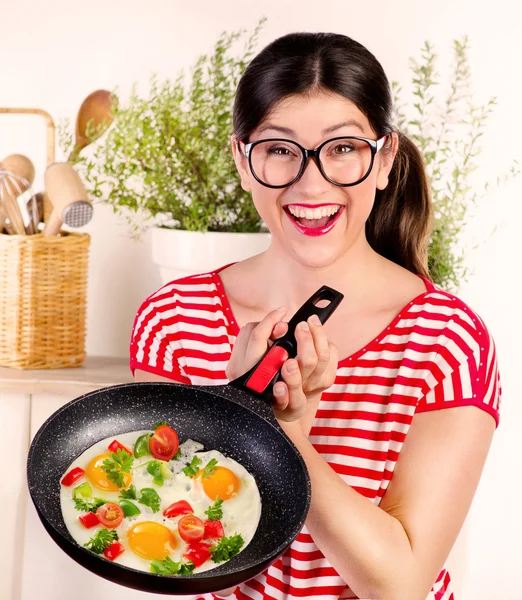 Woman holding pan with egg. — Stock Photo, Image