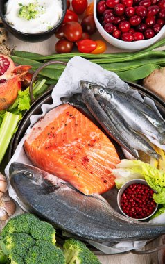 Çeşitli dengeli yararlı bileşenler beyaz arka planda sağlıklı düşük karbonhidratlı gıdalar. Üst görünüm.