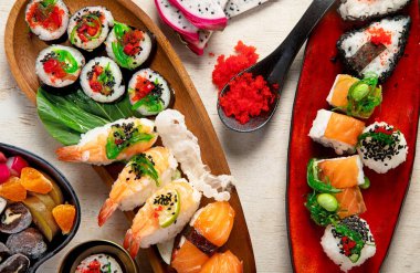 Hafif arkaplanlı çeşitli suşi tabakları. Üst görünüm.