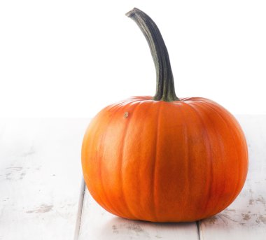 Sonbahar Cadılar Bayramı Balkabağı beyaz izole.