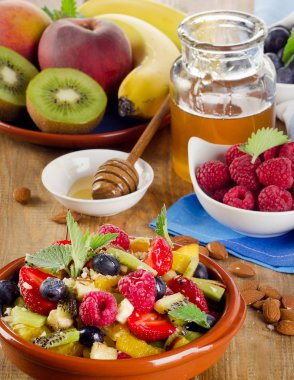 Sağlıklı ev yapımı meyve salatası, taze meyveler ve meyve eski
