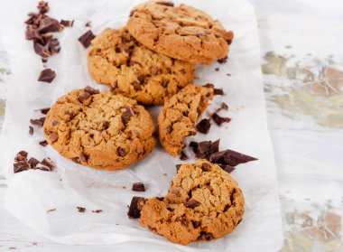 Çikolatalı Kurabiye Pişirme bir kağıt üzerinde.