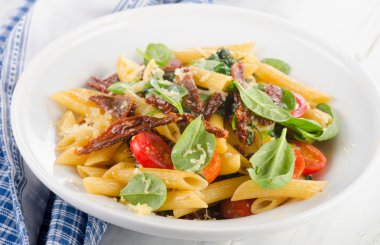 Kurutulmuş domatesli makarna