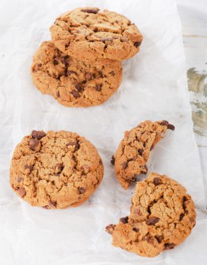 Beyaz kağıt üzerine çikolatalı kurabiye.