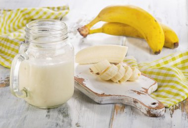 Taze muz smoothie ahşap masanın üzerine yaptı..