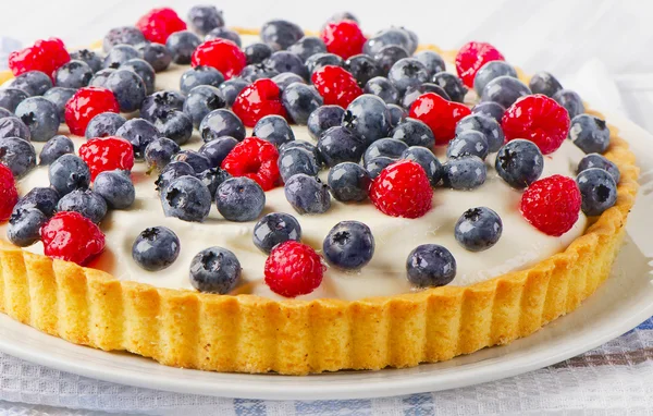 Pastel con queso crema y bayas . — Foto de Stock