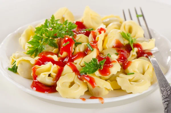 Ravioli pasta with  tomato sauce and parsley. — Stock Photo, Image