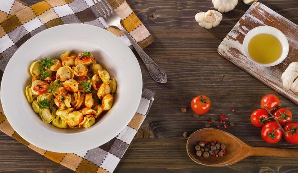 Massa Ravioli com molho de tomate e ervas . — Fotografia de Stock