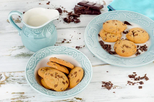 Chocolate chip cookies with milk — Stock Photo, Image