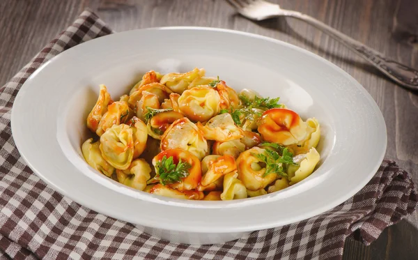 Ravioli pasta with  tomato sauce and fresh herbs. — Stock Photo, Image