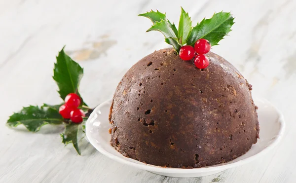 Christmas pudding met holly op plaat. — Stockfoto