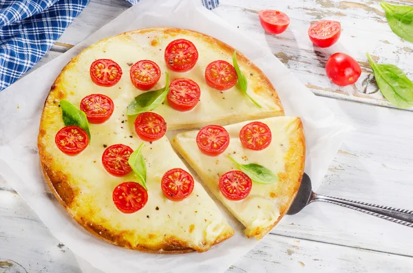 İtalyan pizza margherita — Stok fotoğraf