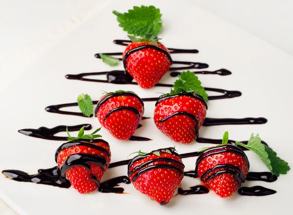 Erdbeeren in Schokoladensauce getaucht — Stockfoto
