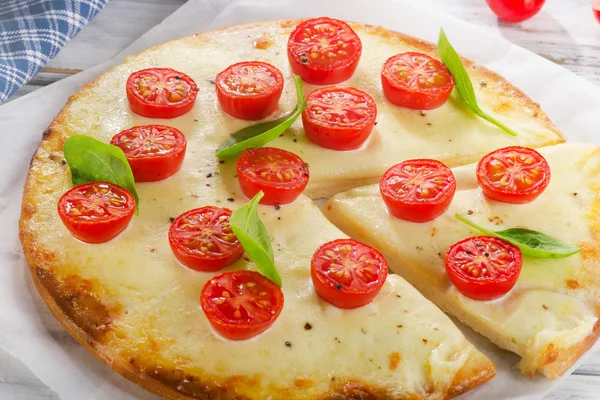 Włoska pizza margherita — Zdjęcie stockowe